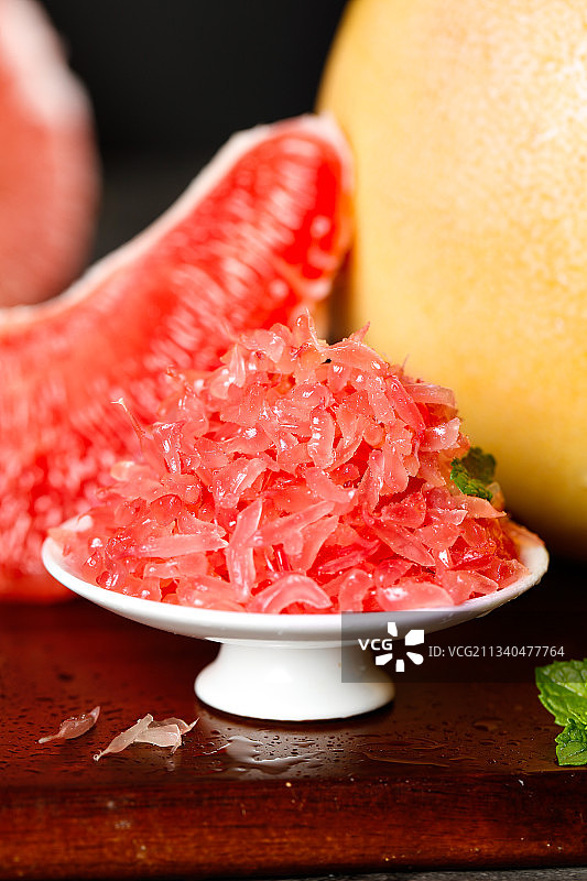 木底上摆放着红心柚子图片素材