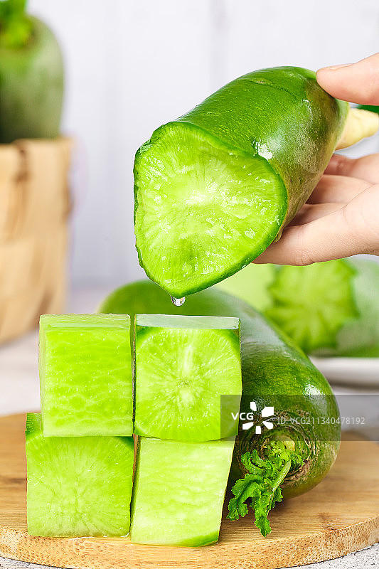 手里拿着青萝卜图片素材