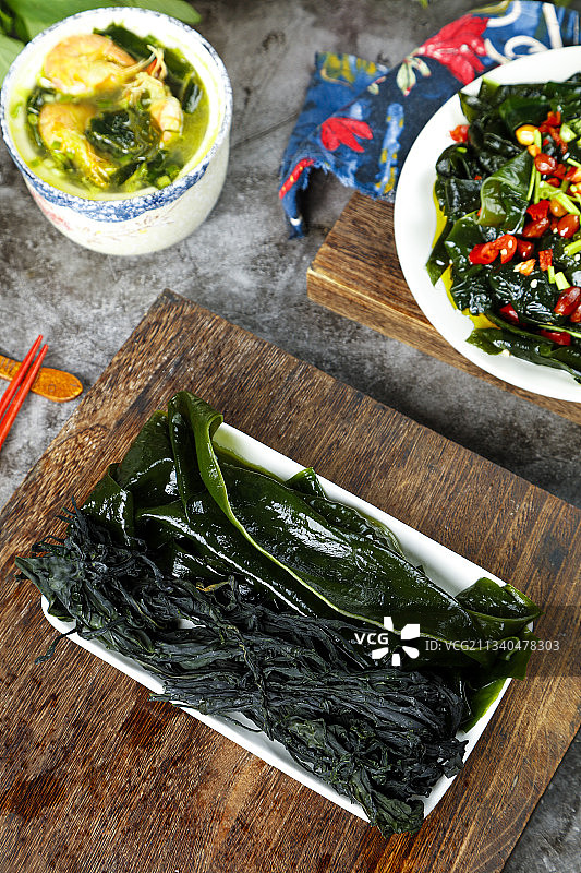 木底上放着一盘裙带菜图片素材