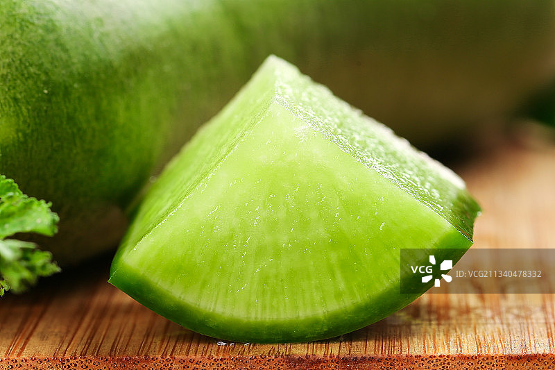 木底上放着青萝卜图片素材