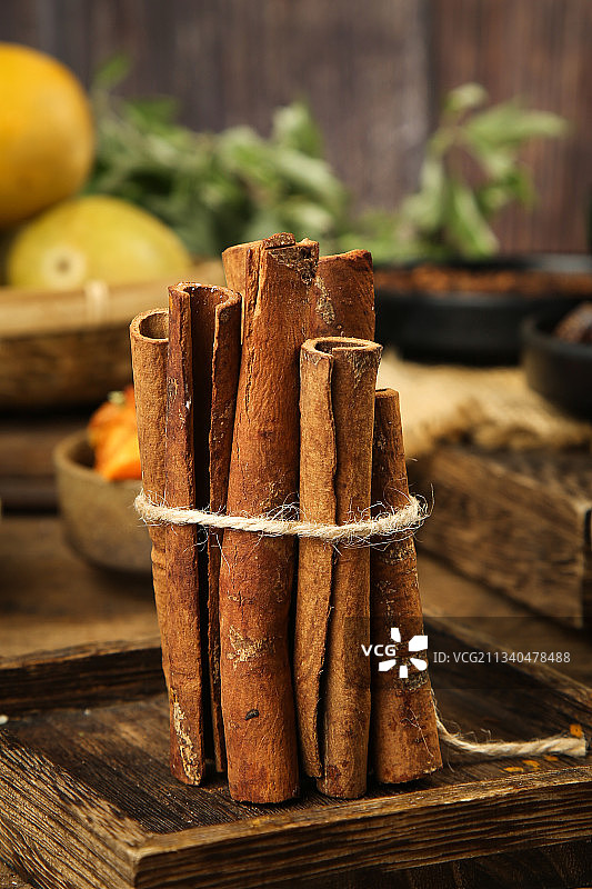 木盒子里放着桂皮图片素材
