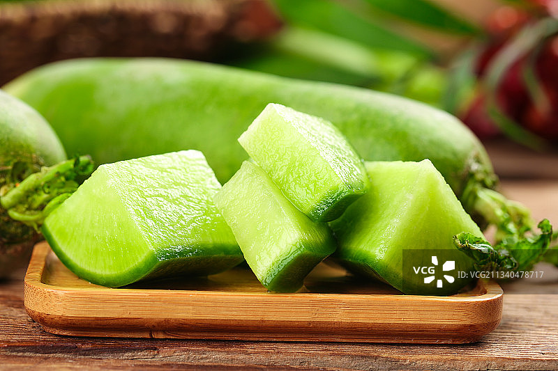 木底上放着青萝卜图片素材