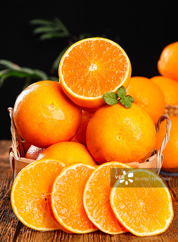 篮子里放着橙子图片素材