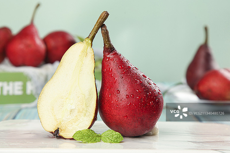 石板上放着切开的啤酒梨图片素材