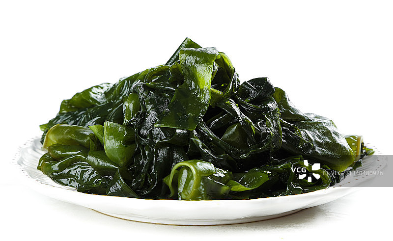 白底上放着一盘裙带菜图片素材