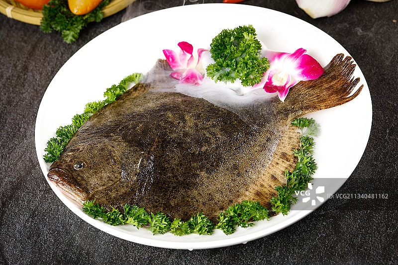 盘子里放着比目鱼图片素材