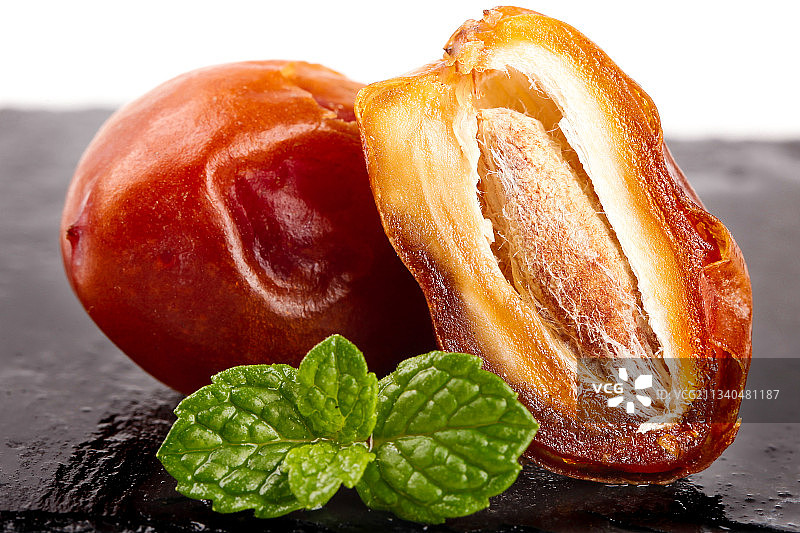 黑底上放着黄椰枣图片素材