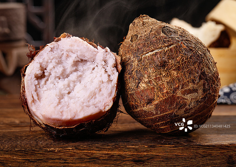 深底上放着芋头图片素材