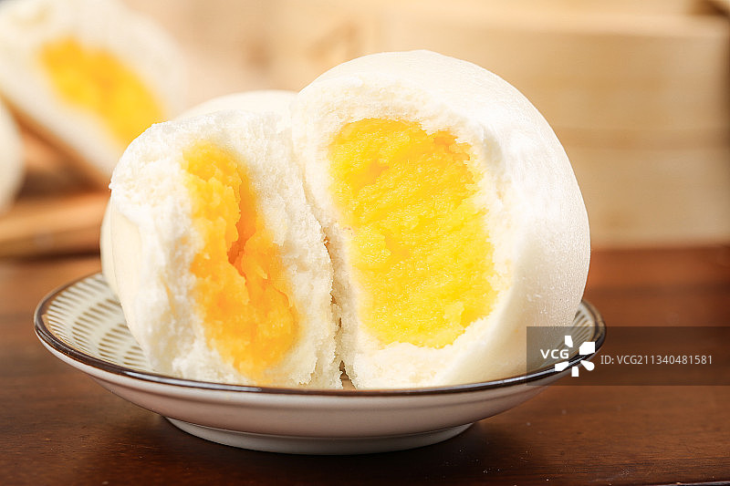 盘子里的奶黄流沙包图片素材