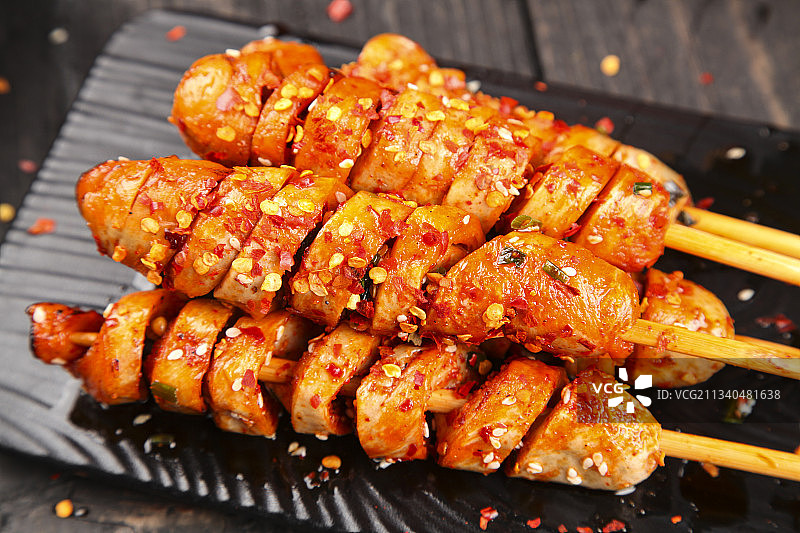 盘子里装着面筋串图片素材