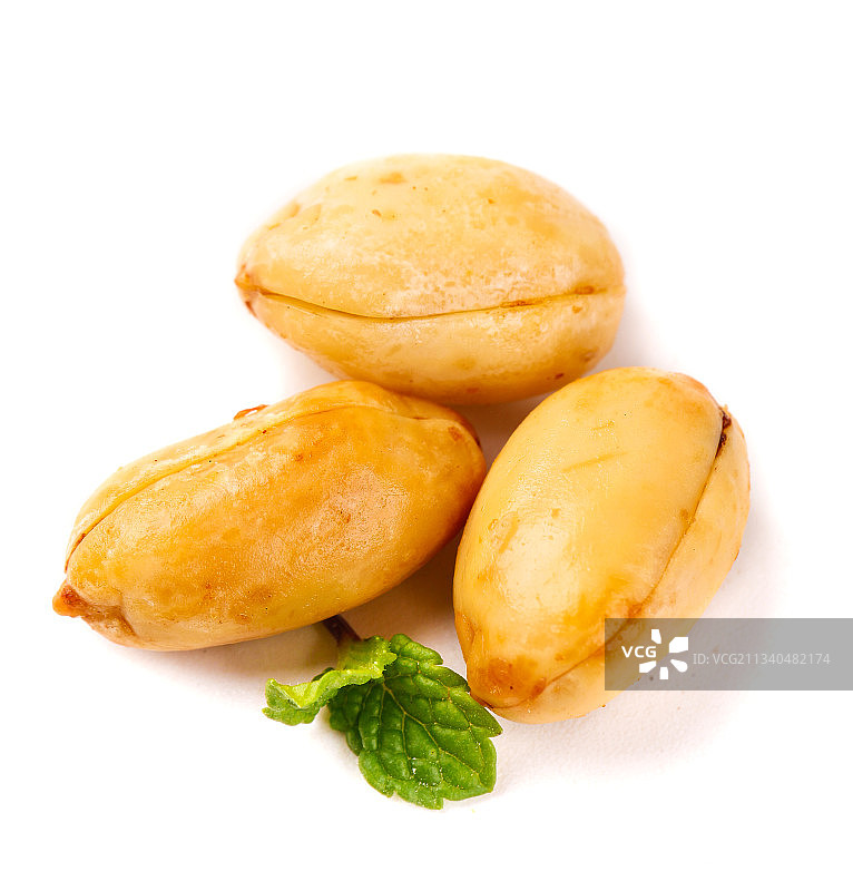 白底上摆放着酒鬼花生图片素材