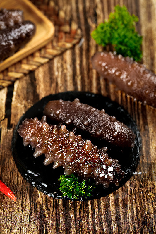 黑石板上的海参图片素材