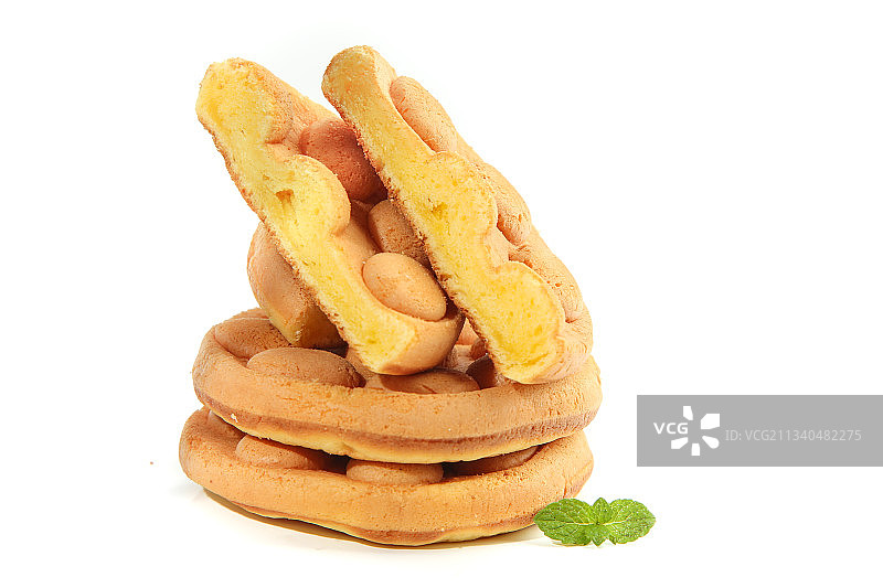 切开的鸡蛋仔蛋糕放在白底上图片素材