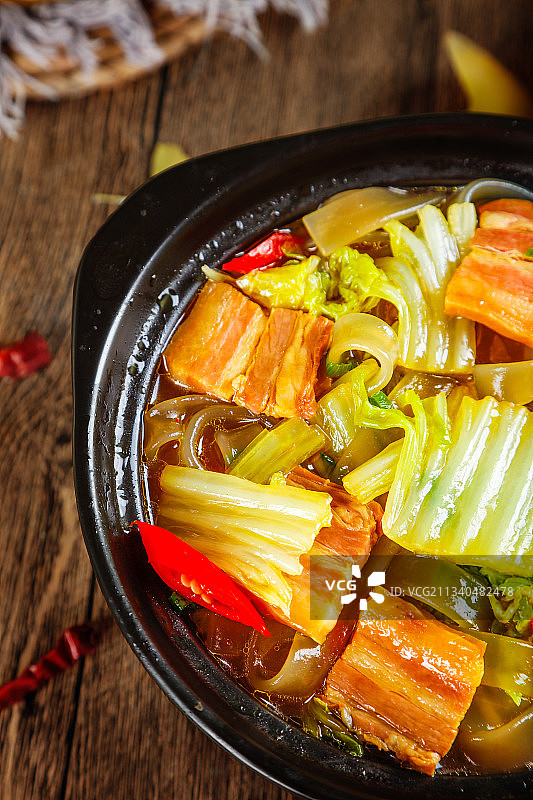 黑石板上放着一锅猪肉炖白菜图片素材