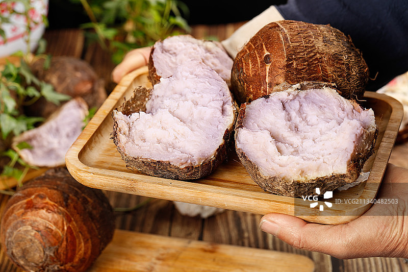 手里端着一盘芋头图片素材