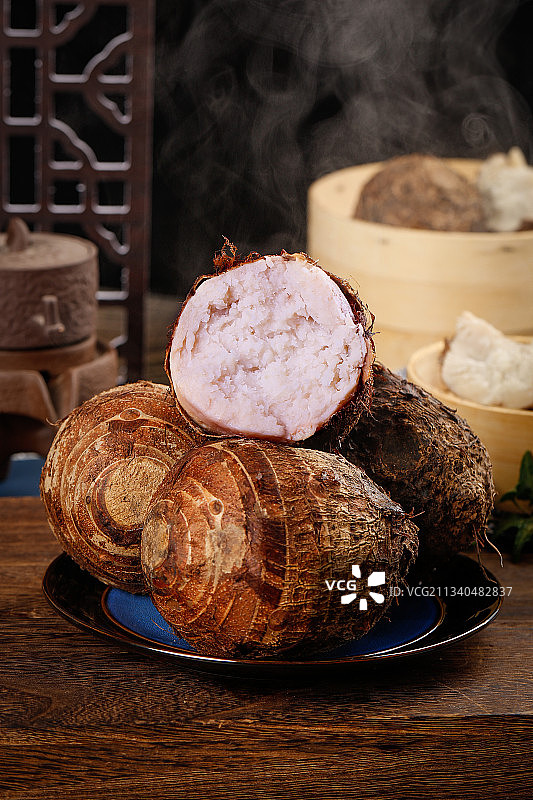 深底上放着芋头图片素材