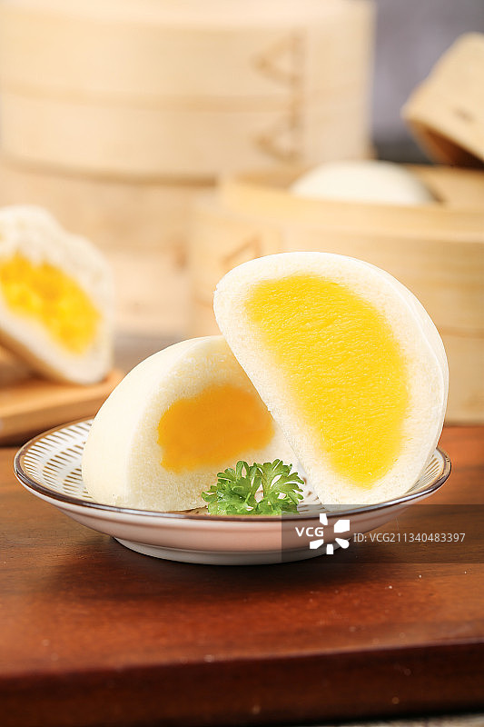 盘子里的奶黄流沙包图片素材