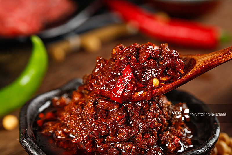 勺子里的牛肉酱图片素材