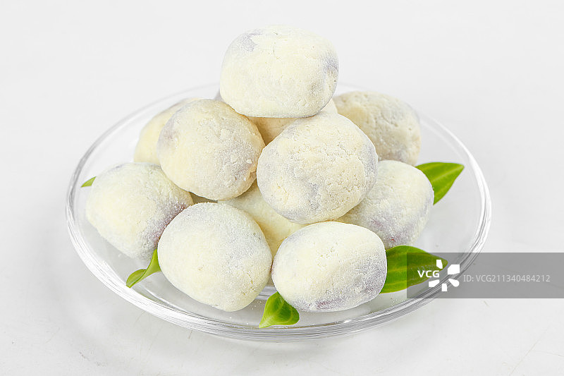 白底上放着一盘奶枣图片素材