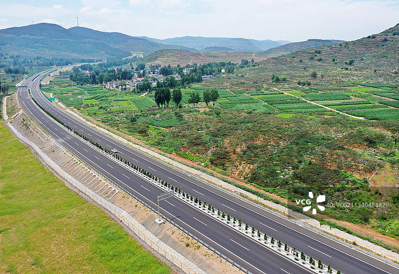 山东新泰至台儿庄高速公路在枣庄市山亭区群山之中穿过图片素材