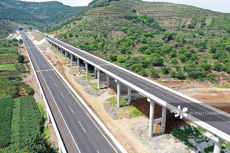 山东新泰至台儿庄高速公路在枣庄市山亭区群山之中穿过图片素材