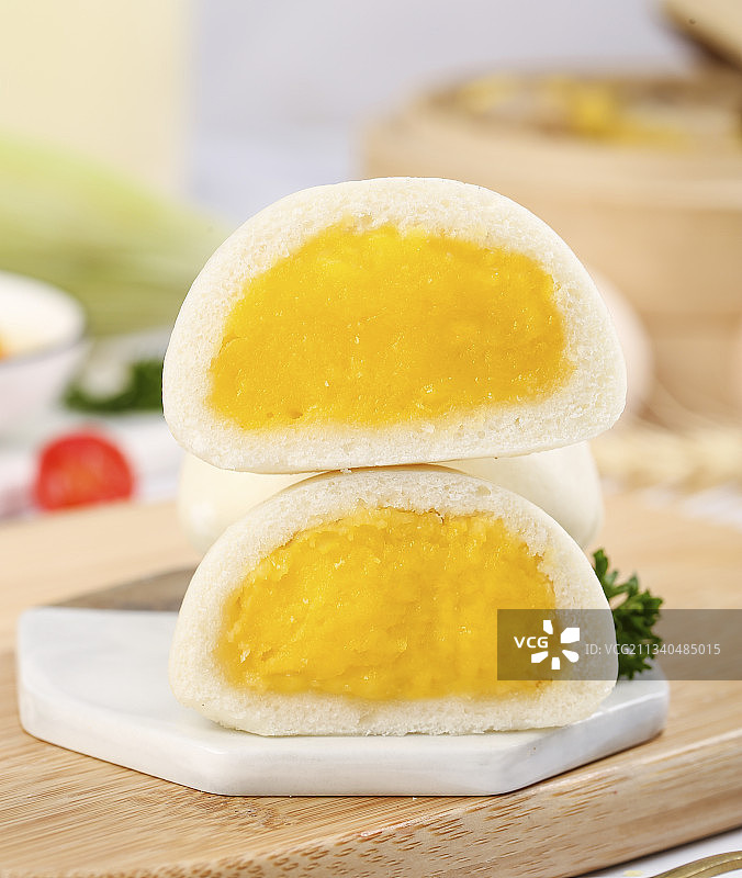 木板上放着奶黄馅包子图片素材