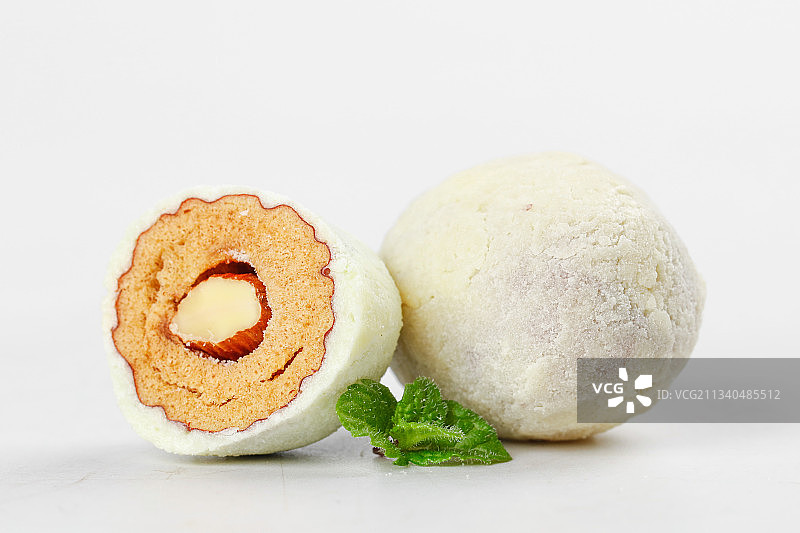 白底上放着切开的巴旦木奶枣图片素材