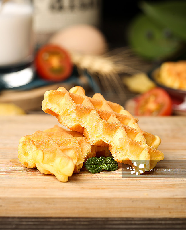 木底上的华夫饼干图片素材