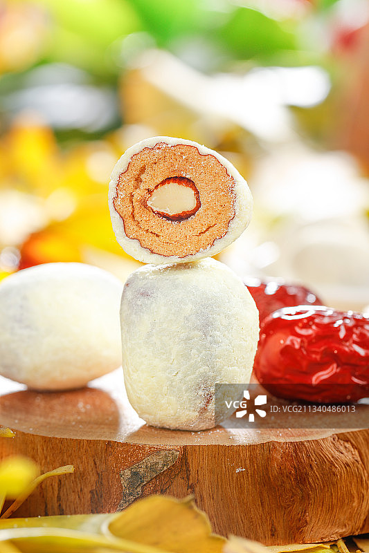 木底上放着切开的巴旦木奶枣图片素材