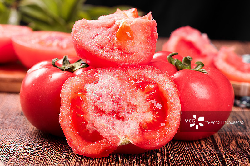 木底上放着沙瓤西红柿图片素材
