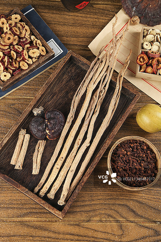 木盒子里放着党参图片素材