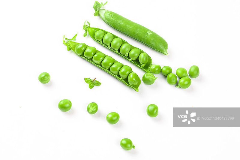 剥开的新鲜豌豆放在白底上图片素材