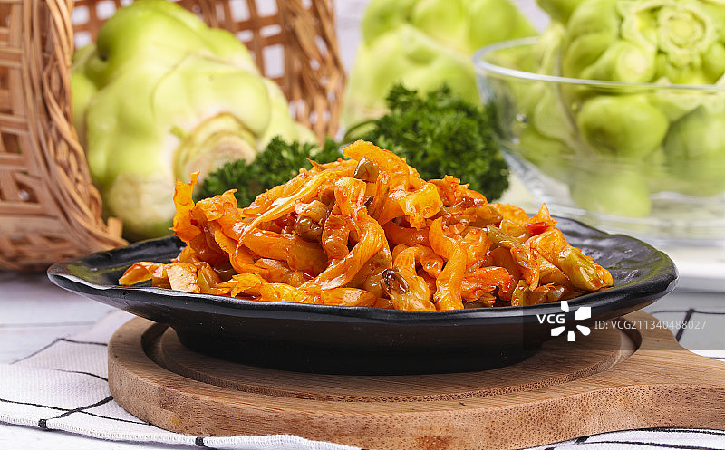 盘子里装着香辣榨菜头图片素材