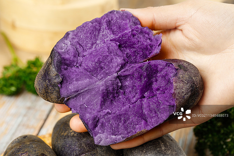 手里拿着新鲜土豆图片素材