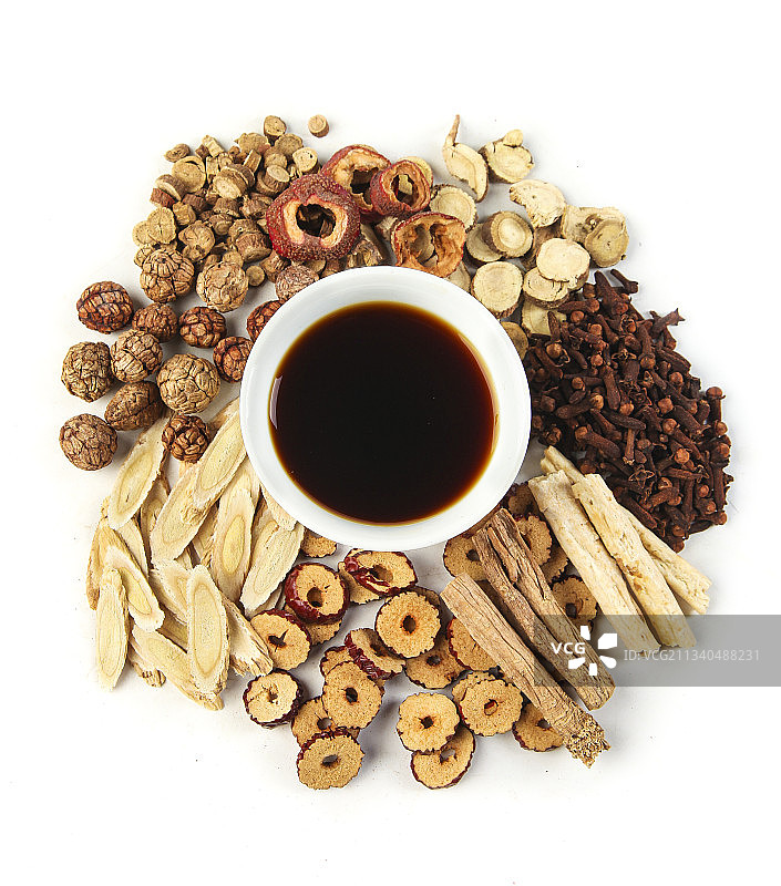 白底上摆放着中药材混合图片素材