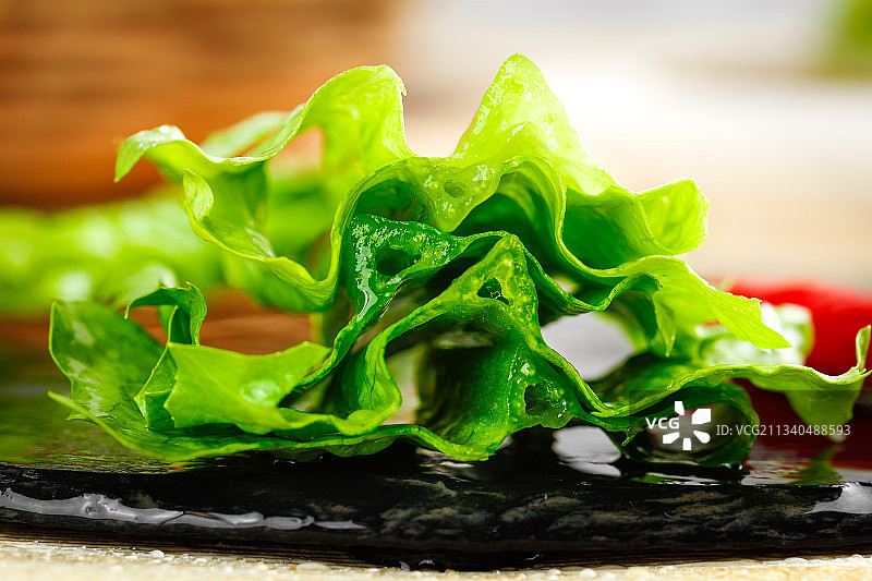 黑石板上放着新鲜油麦菜图片素材