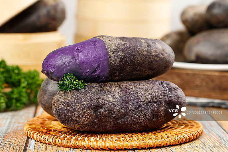 竹底上的青海黑土豆图片素材