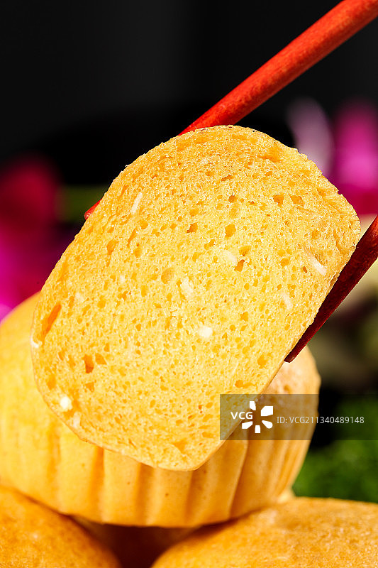 盘子里装着古法马拉糕图片素材