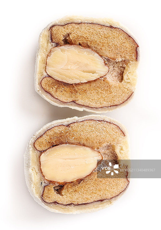 切开的夹心奶枣放在白底上图片素材