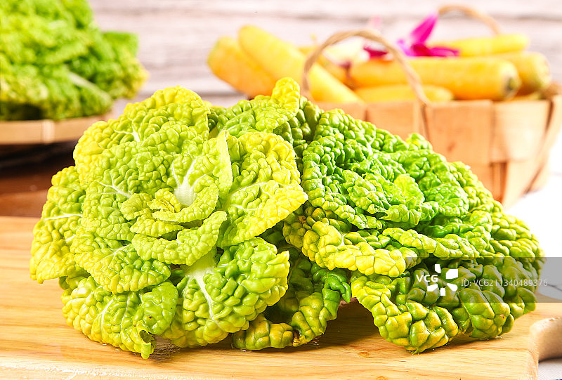 木板上放着新鲜乌塌菜图片素材