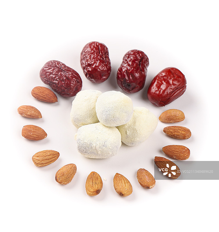 白底上的巴旦木奶枣图片素材