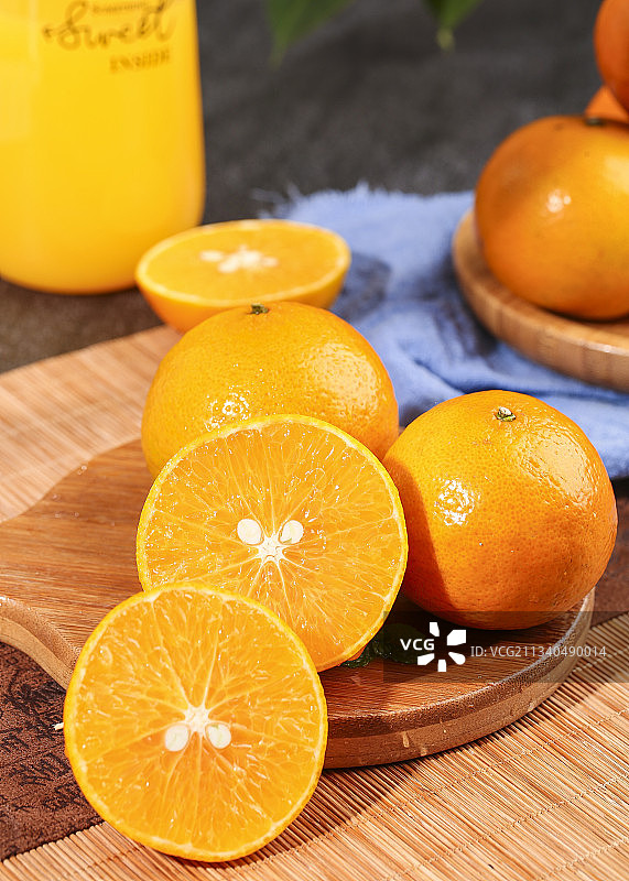 切开的广西皇帝柑放在木底上图片素材