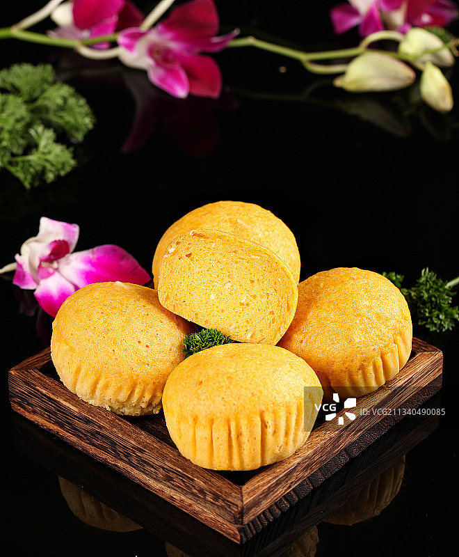 盘子里装着古法马拉糕图片素材