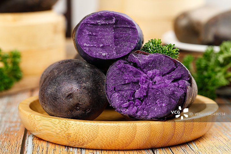盘子里装着黑紫马铃薯图片素材
