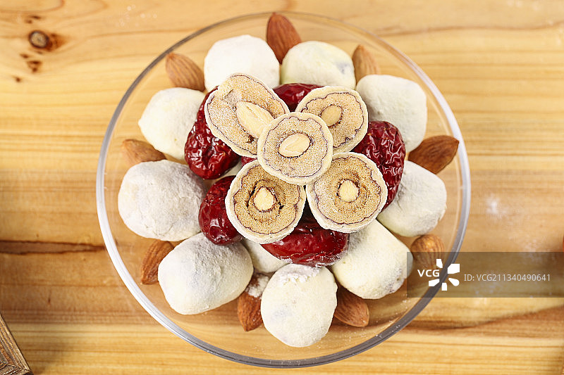 木底上放着一盘切开的杏仁奶枣图片素材