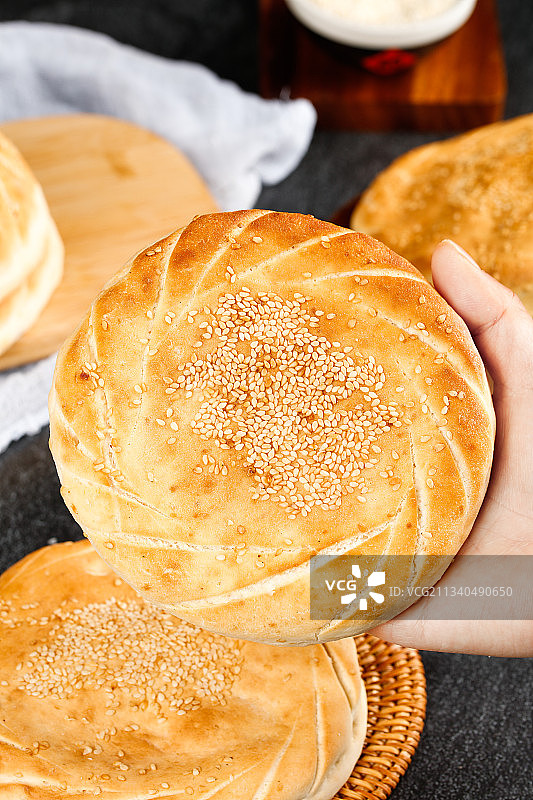 手里拿着吊炉烧饼图片素材