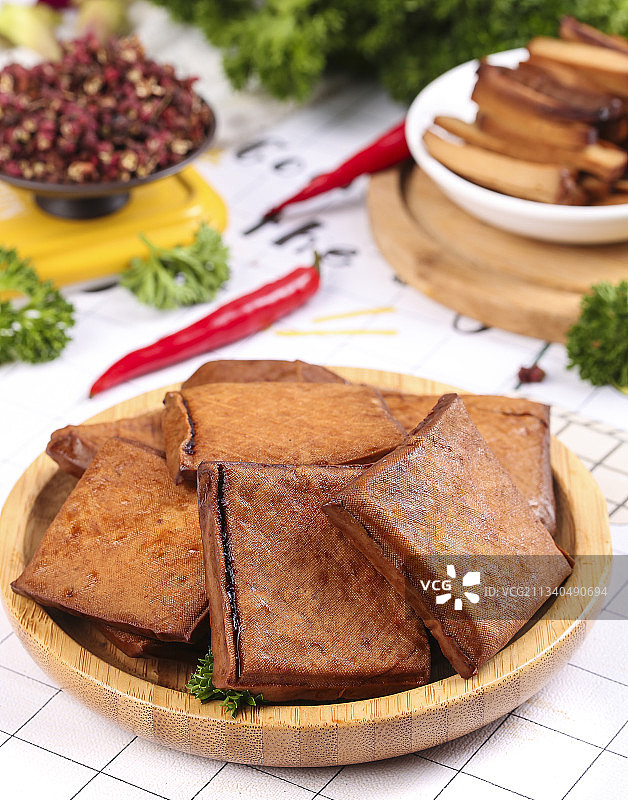 木板上放着豆干图片素材