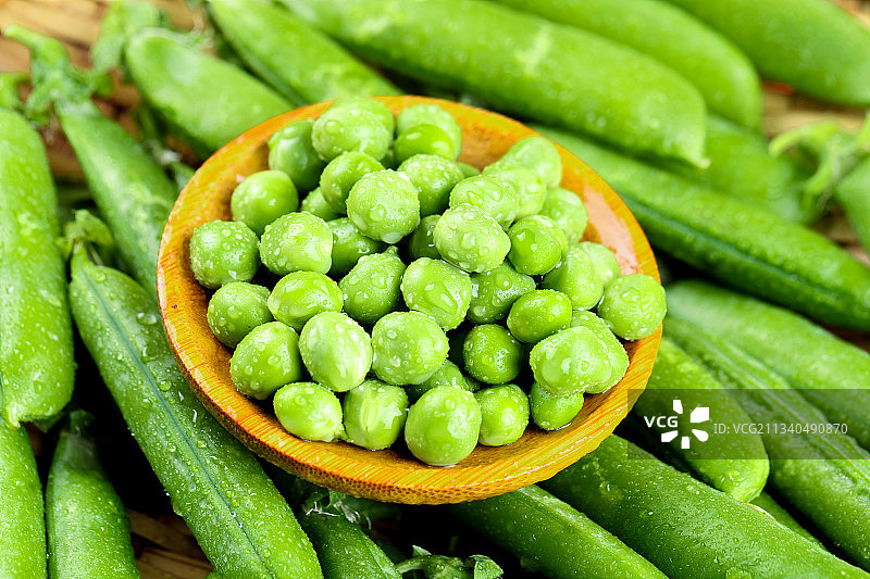 黑底上的新鲜豌豆粒图片素材