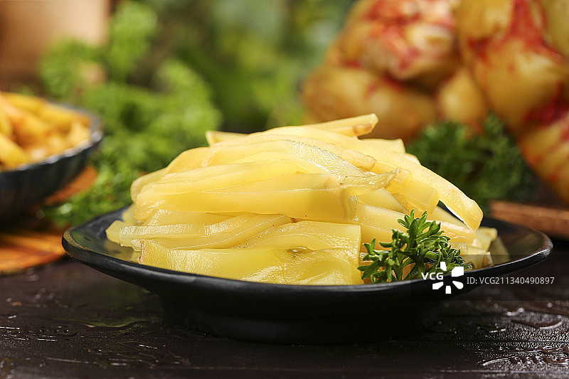 碟子里装着榨菜条图片素材