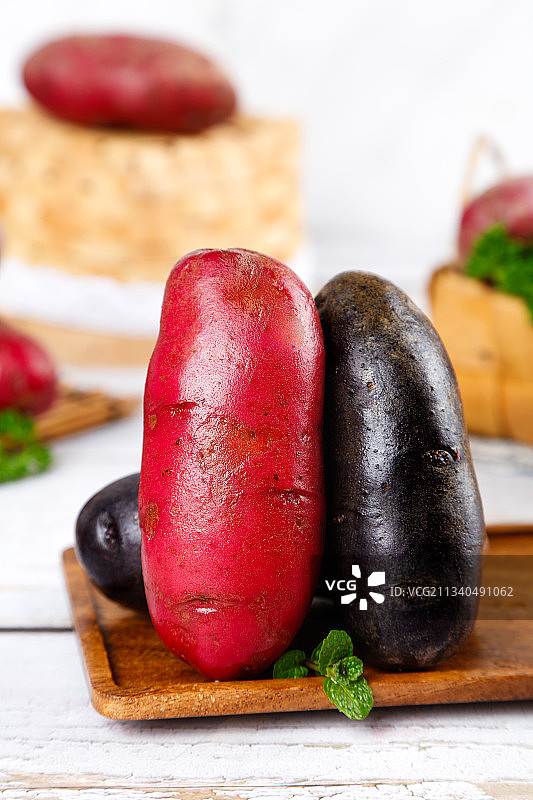 盘子里装着农家土豆图片素材